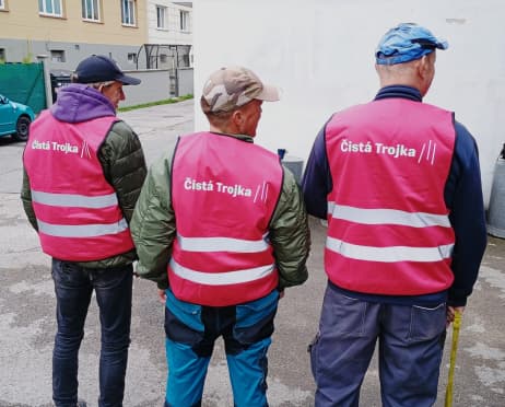 Praha 3 se sama vrhne na úklid chodníků